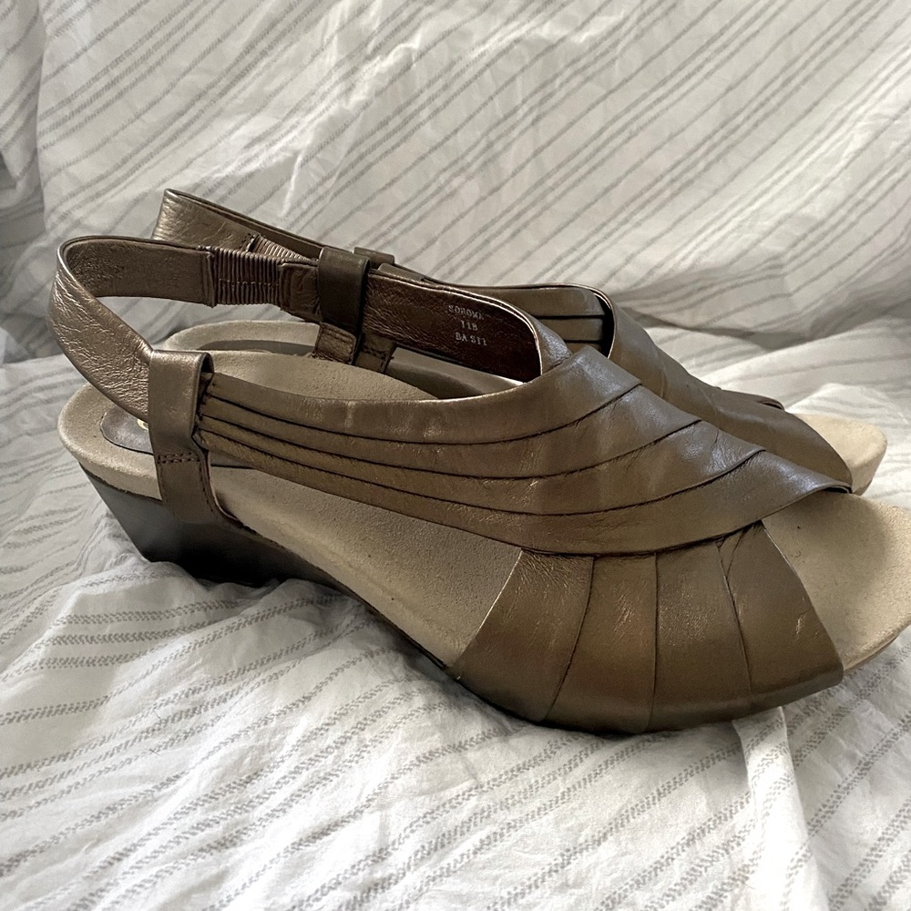 Brand new earthies sandals size 11